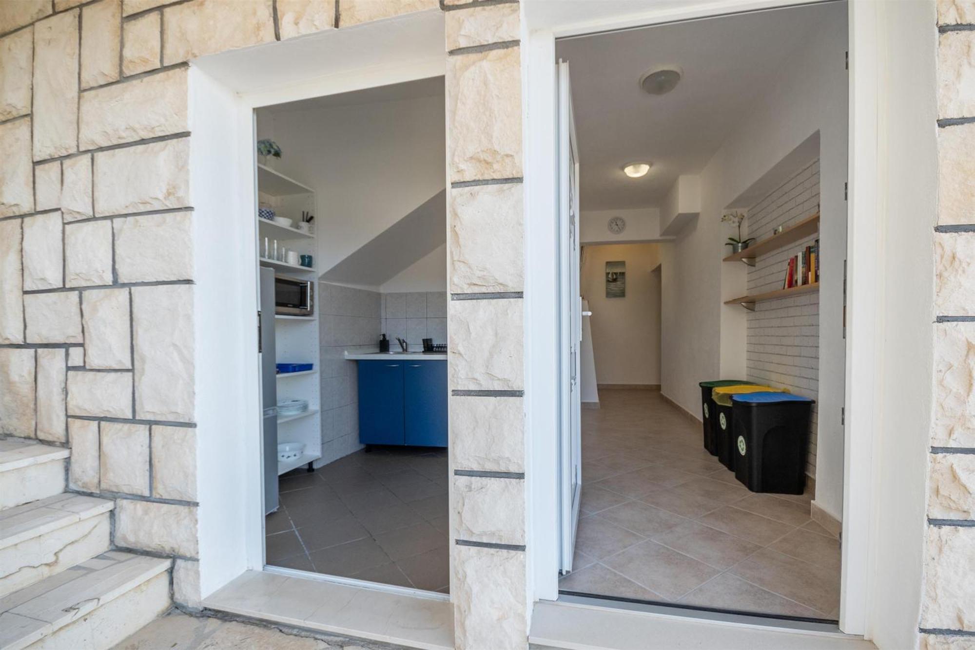 Apartments Ivan - With Parking 오미스 외부 사진