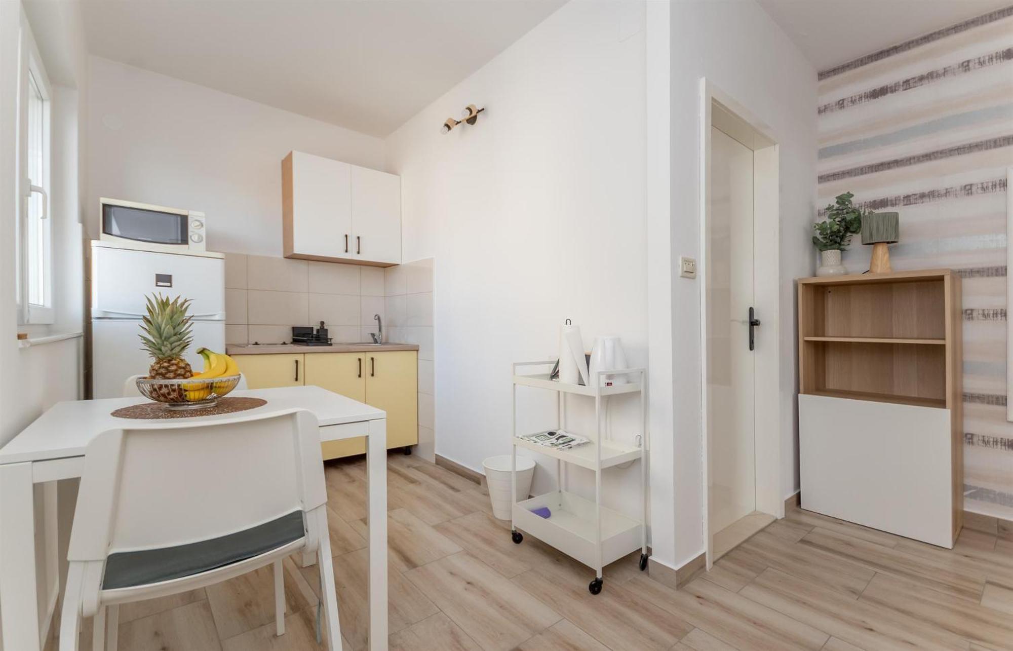 Apartments Ivan - With Parking 오미스 외부 사진