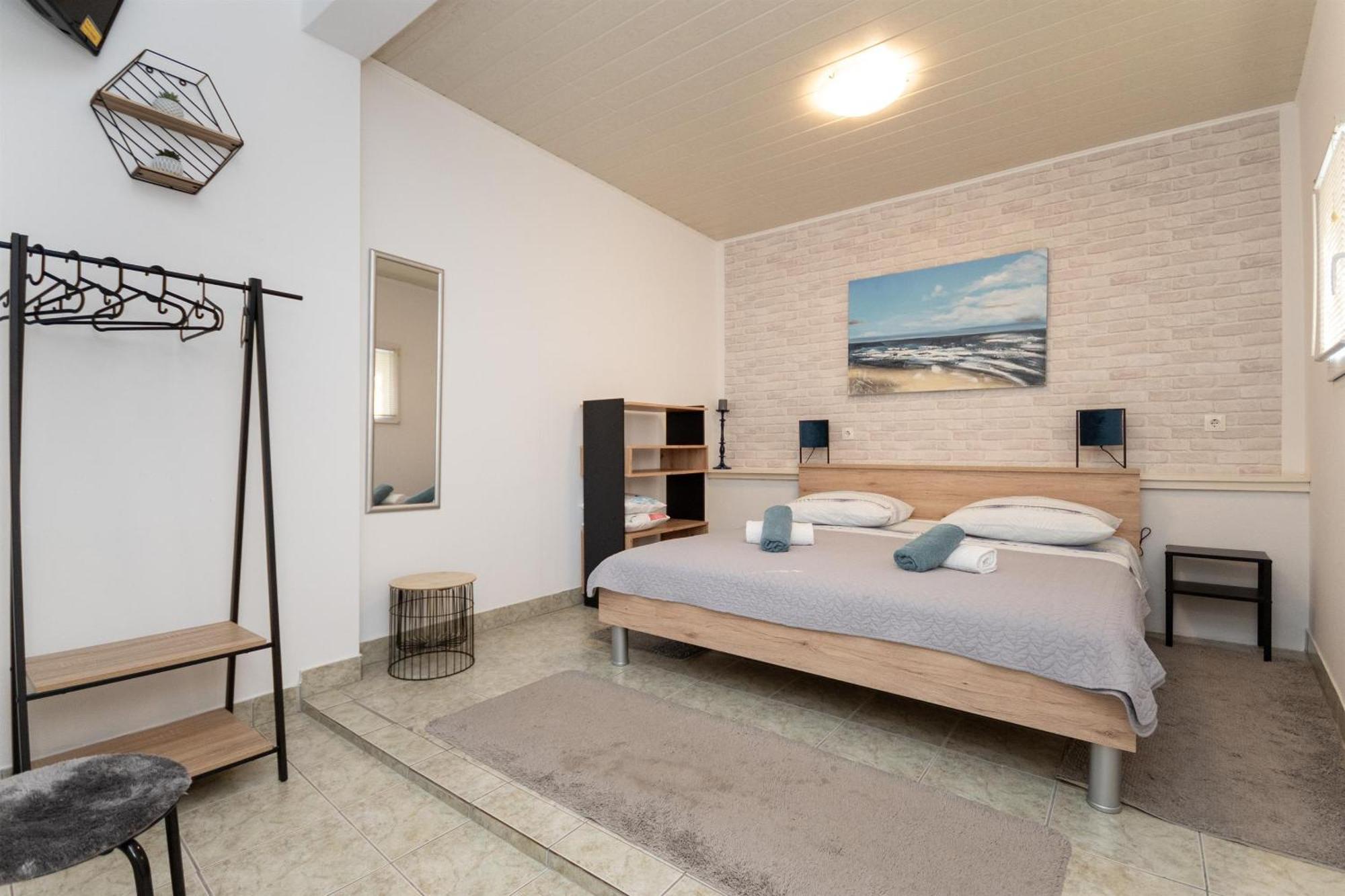 Apartments Ivan - With Parking 오미스 외부 사진
