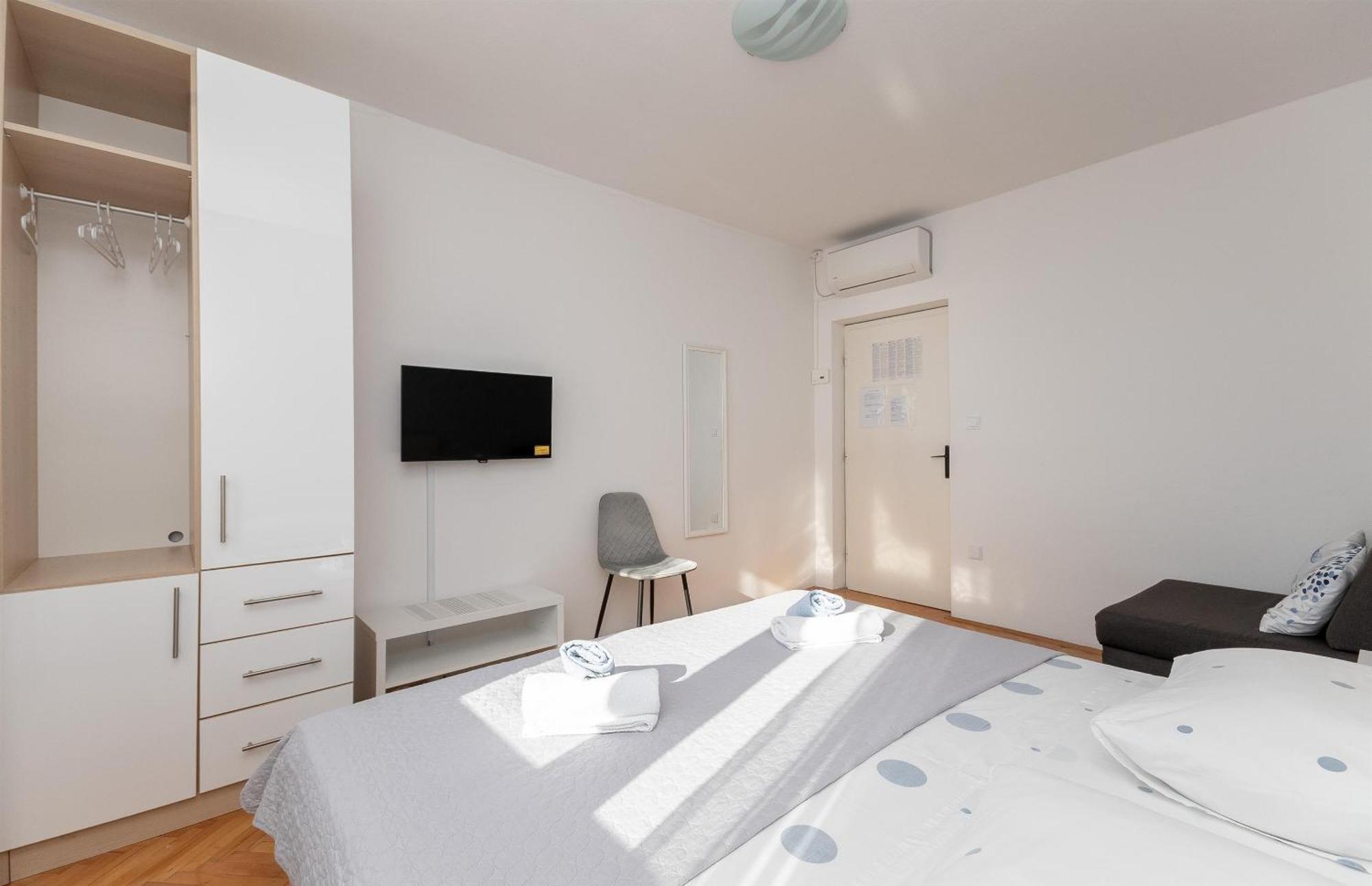 Apartments Ivan - With Parking 오미스 외부 사진